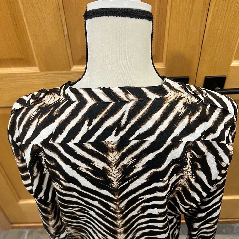 Calvin Klein Chevron Zebra Print Roll Tab Sleeve Blouse L EUC - Picture 6 of 12